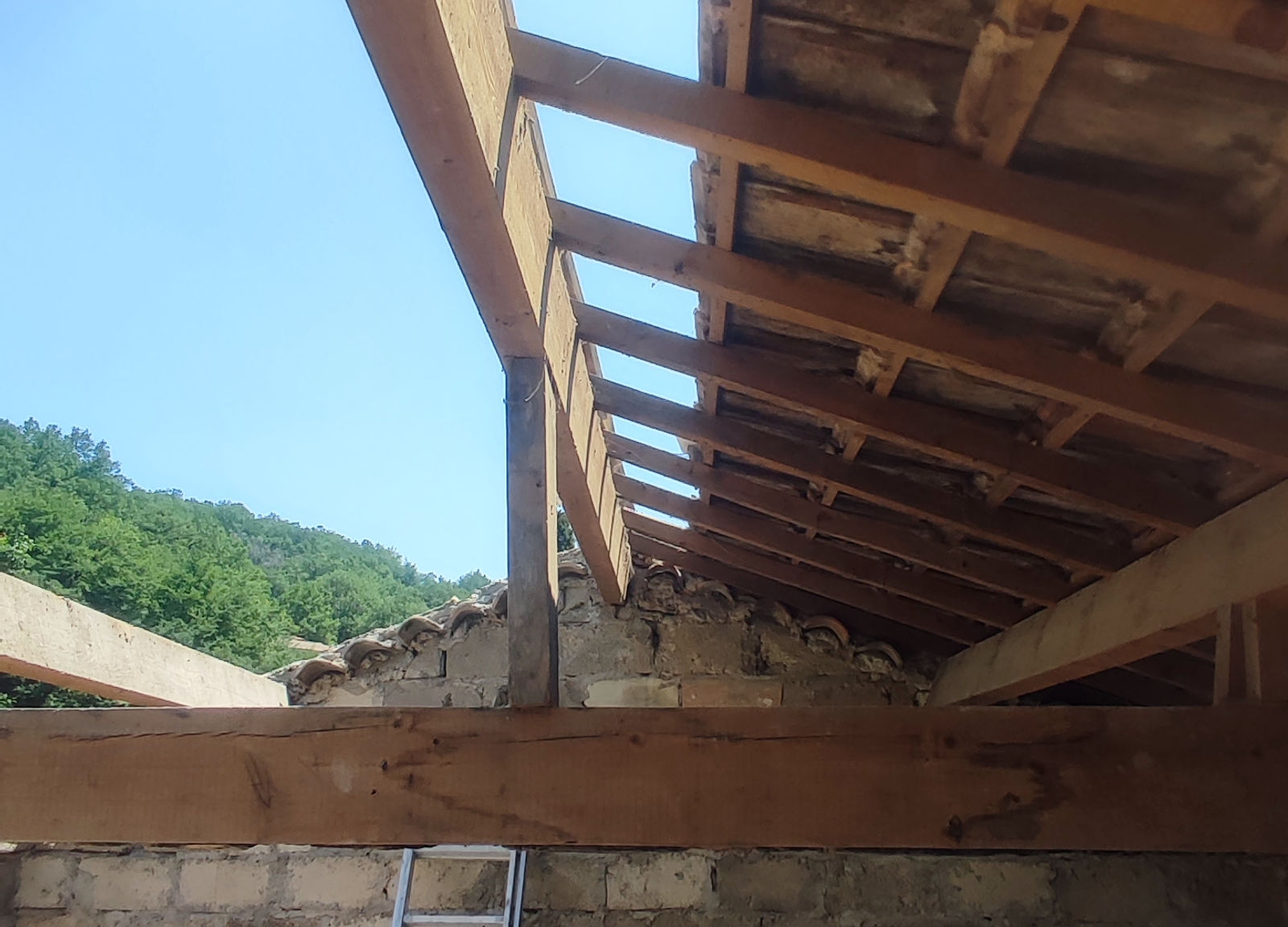 Charpente traditionnelle en bois — chantier Artisan Janselme près de Opio