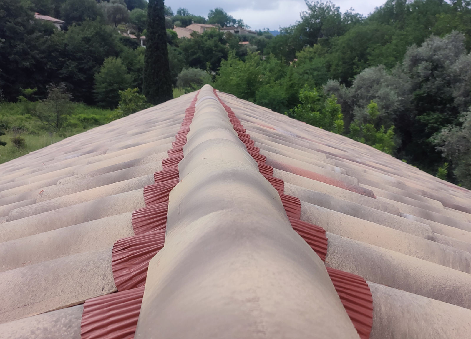 Ligne de faîtage en tuile canal — chantier Artisan Janselme près de Biot