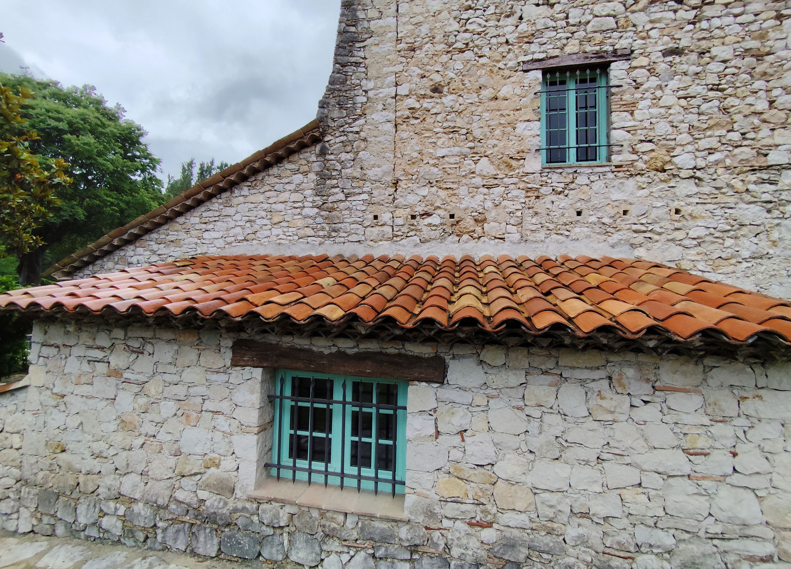 Rénovation de toiture d'un mas en pierre — Artisan Janselme, couvreur à Biot