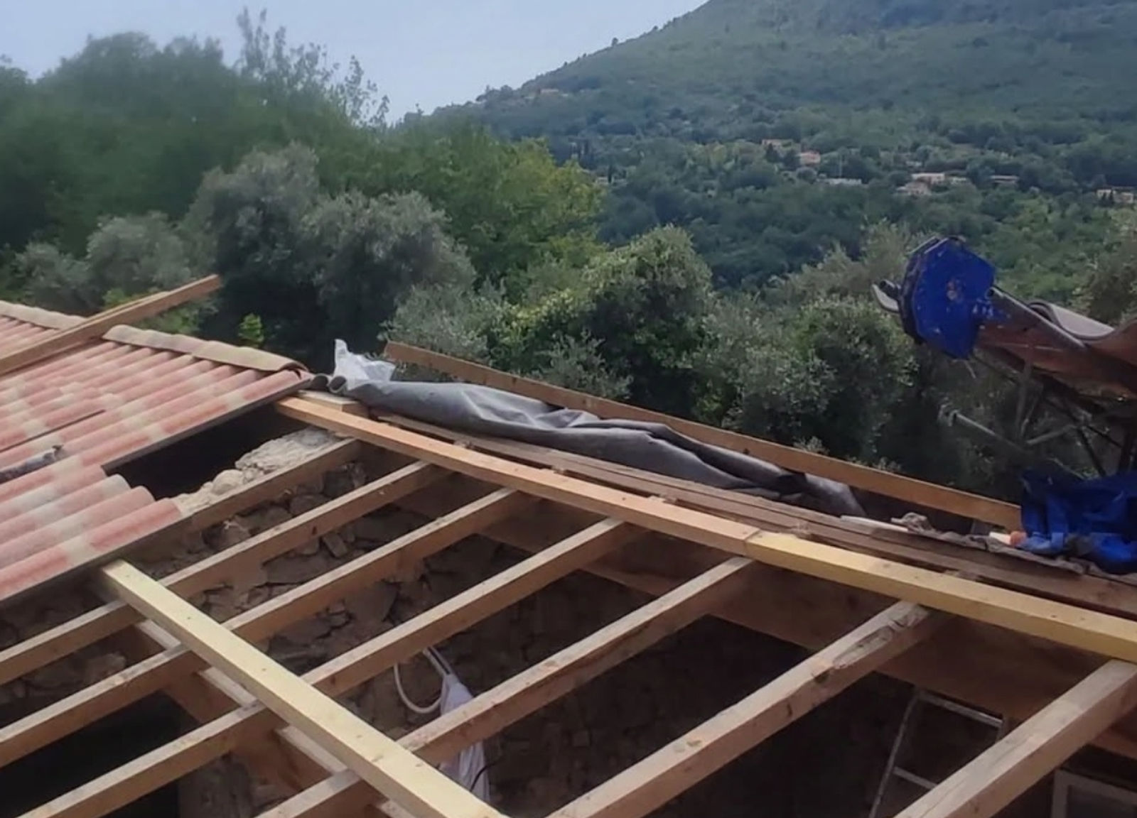 Reprise de charpente en altitude — chantier Artisan Janselme près de Vence
