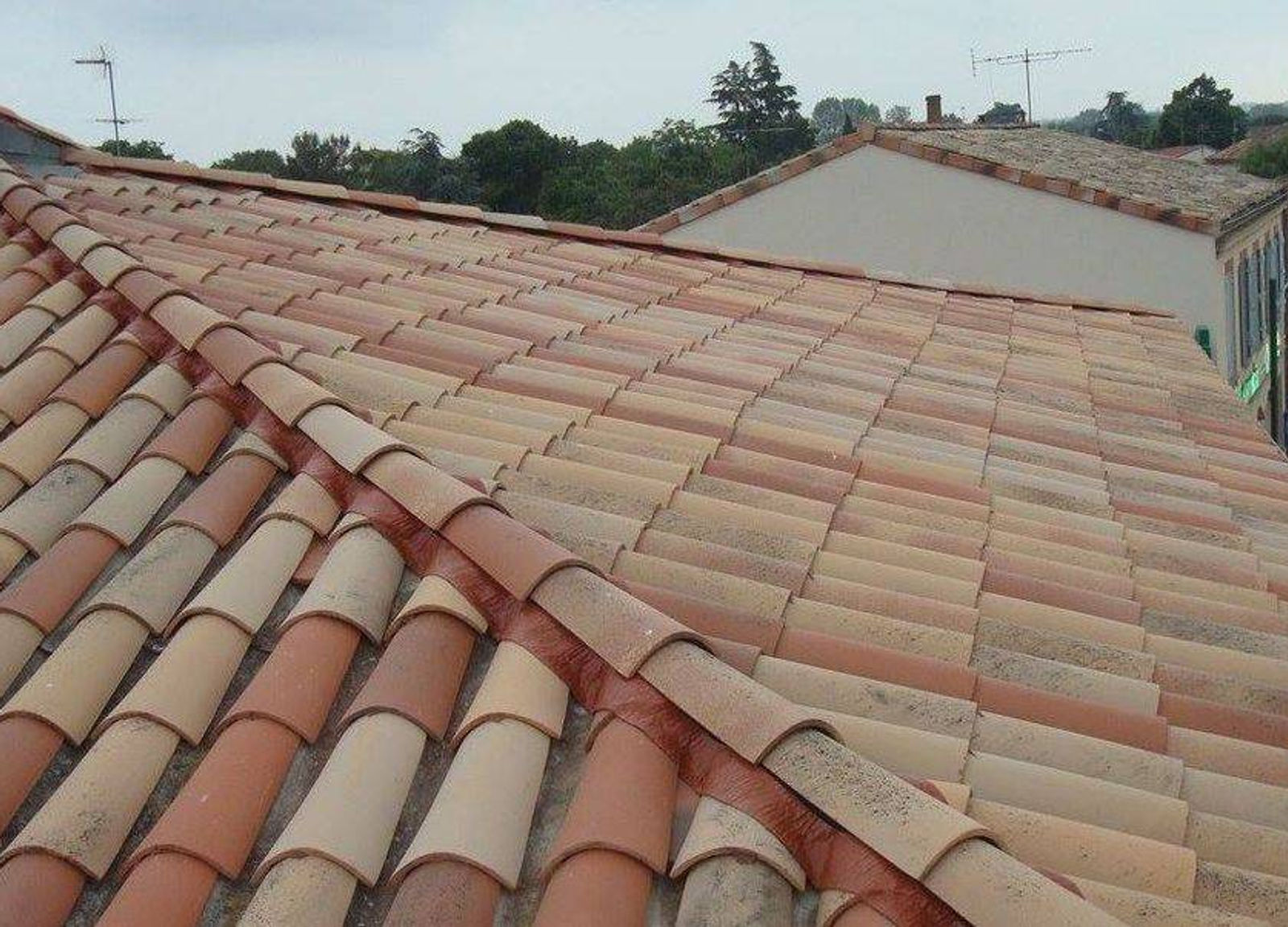 Toiture rénovée avec vue mer — chantier Artisan Janselme près de La Gaude