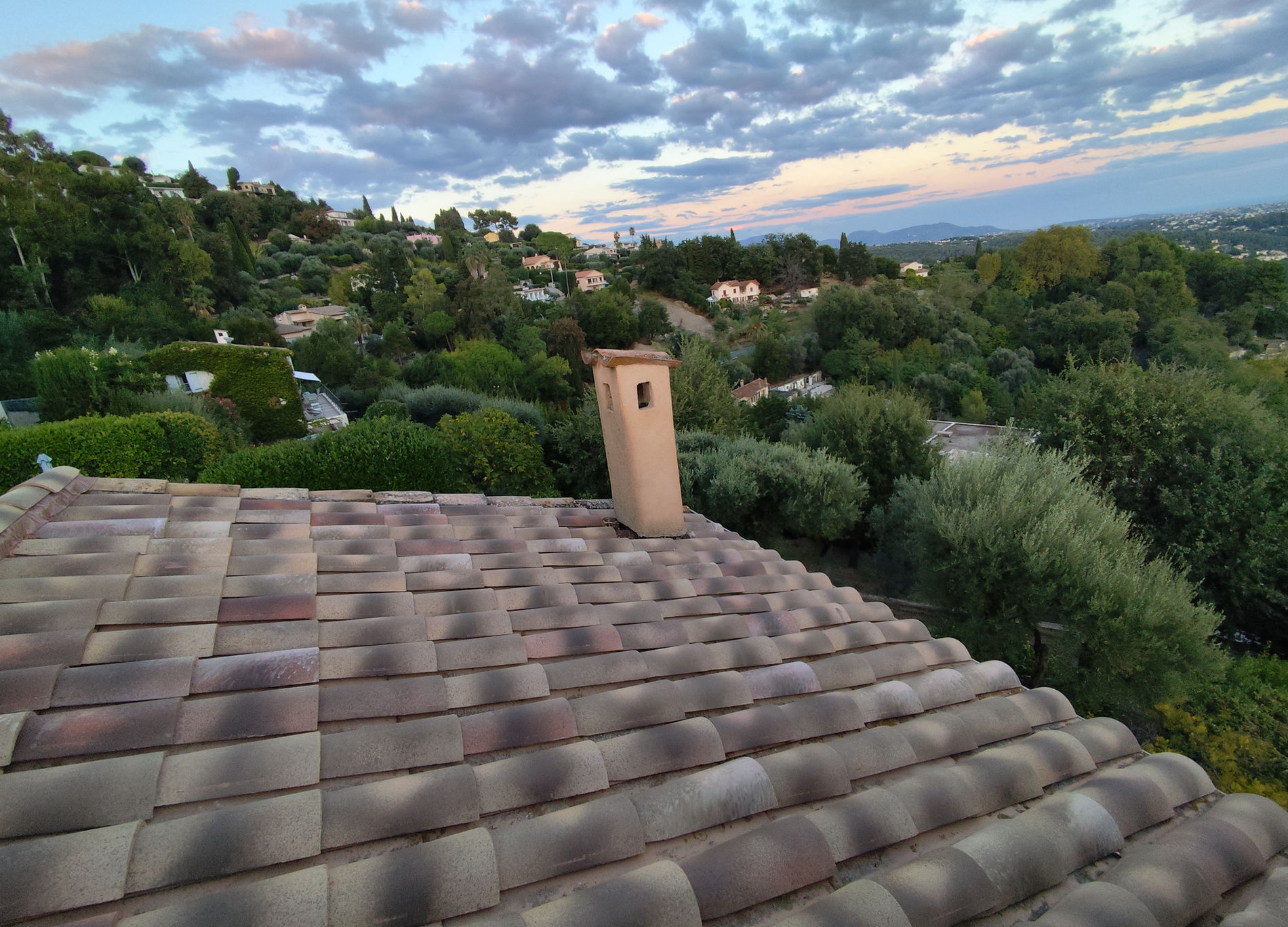 Toiture en tuiles rénovée par Artisan Janselme avec vue sur les collines et oliviers des Alpes-Maritimes